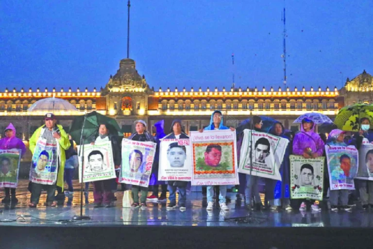Miles marchan en la CDMX a 11 años de la desaparición de los 43 ...