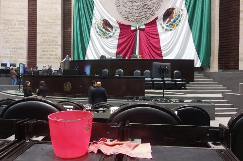 Detectan-gotera-en-el-salón-de-plenos-de-la-Cámara-de-Diputados-y-retiran-equipos-de-votación